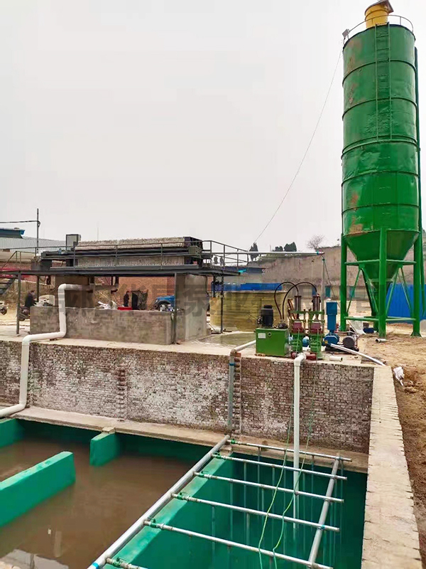 咸陽華星泵業生產的柱塞泥漿泵在磚廠使用現場 磚廠用壓濾機客戶現場1